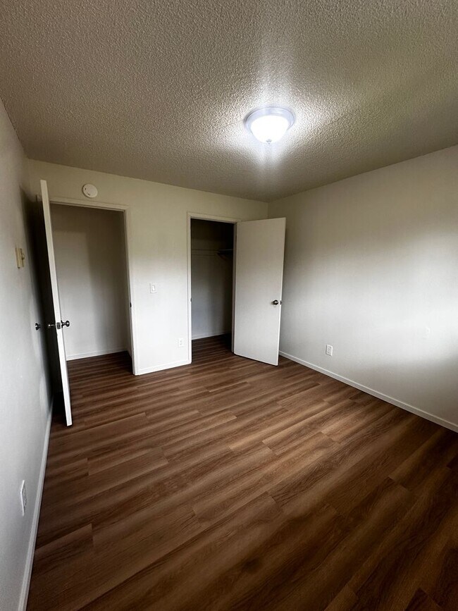 Building Photo - Spacious 3-Bedroom Apartment with Limited-...