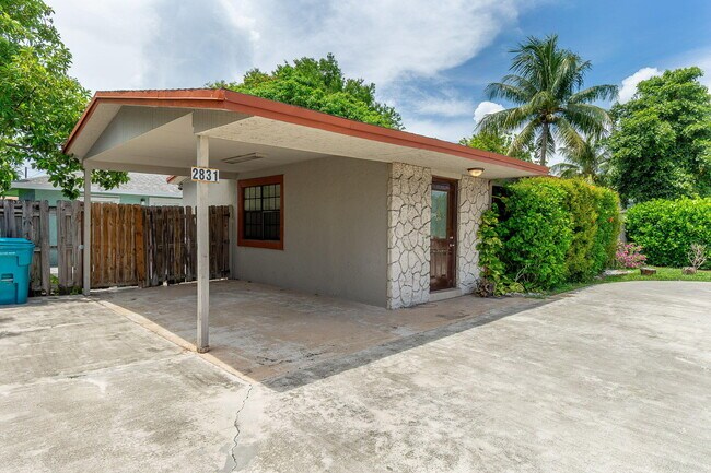 Building Photo - 2831 N Seacrest Blvd