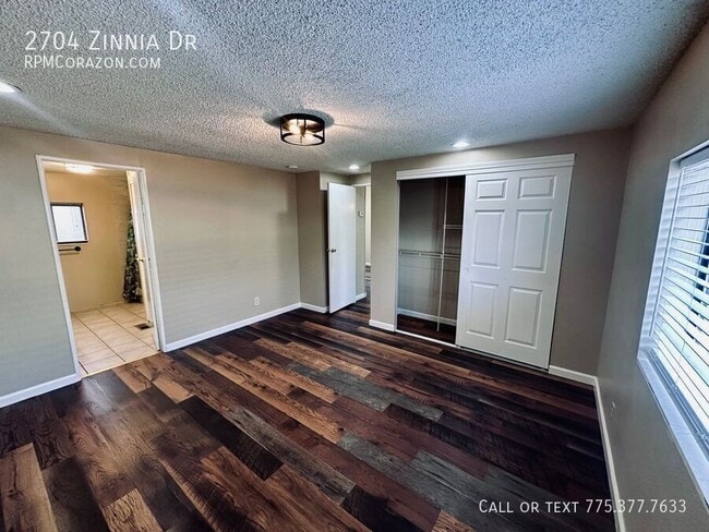 Building Photo - 2704 Zinnia Ave