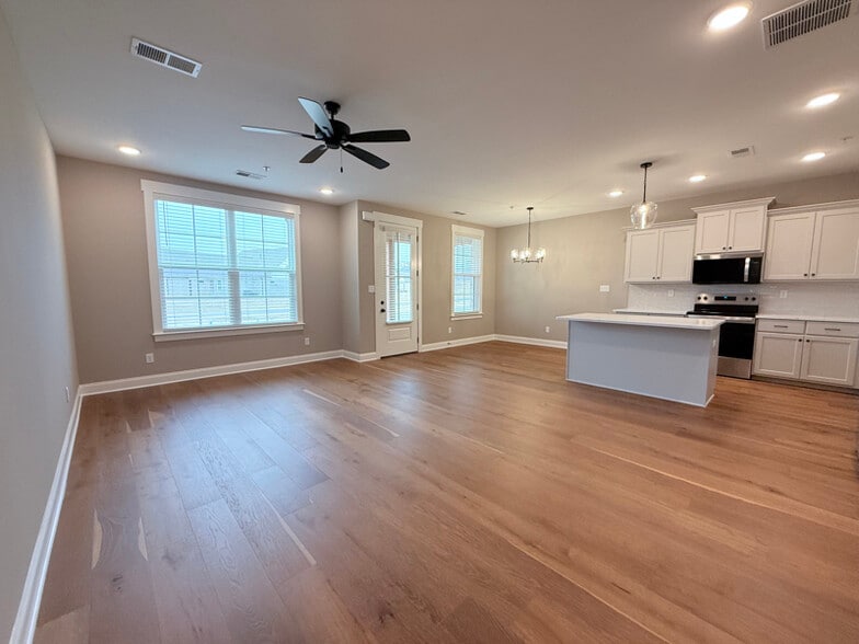 Building Photo - 731 Bolivar Dr