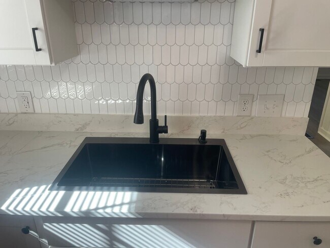 Building Photo - Renovated 2 Bedroom Home for Rent in Kingsport TN | Modern Kitchen