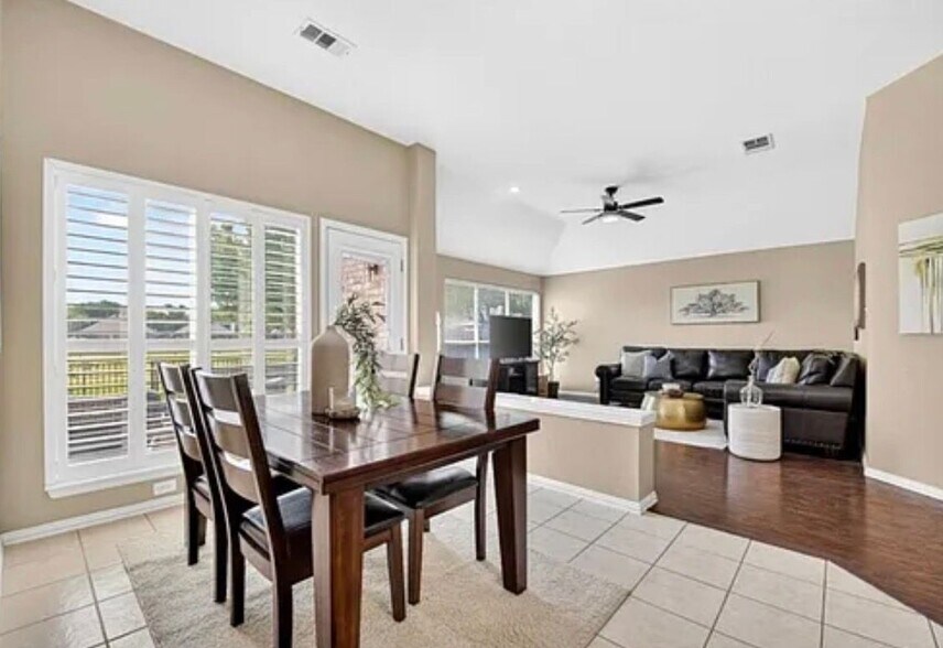 Building Photo - 1369 Royal Oaks Dr