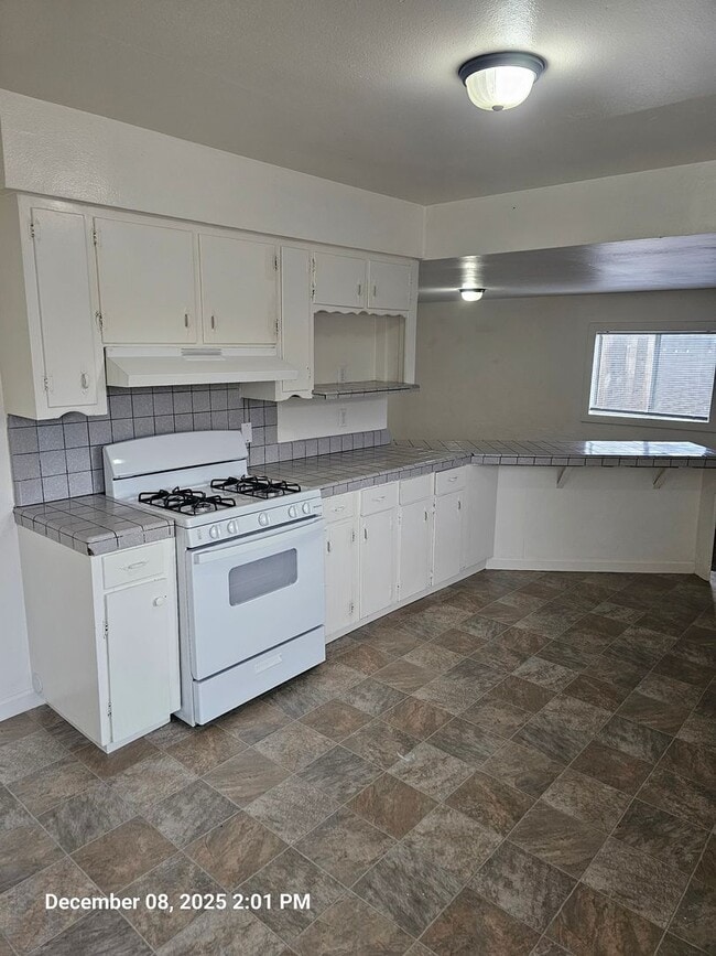 Building Photo - 560 S G St