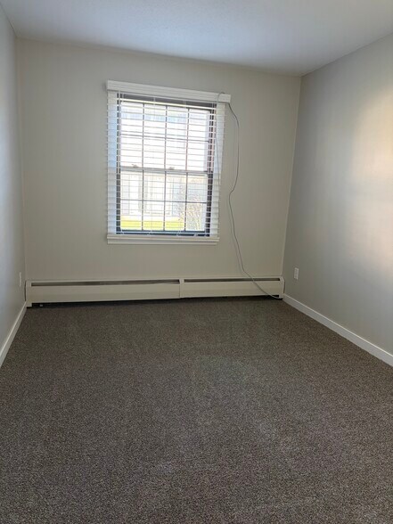 Building Photo - 1025 Smetana Rd