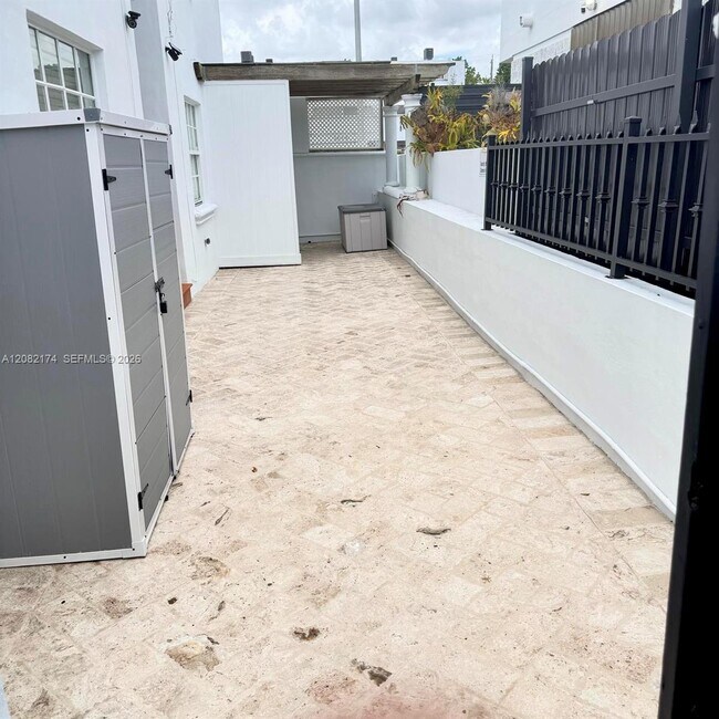 Building Photo - 2015 SW 27th Ave