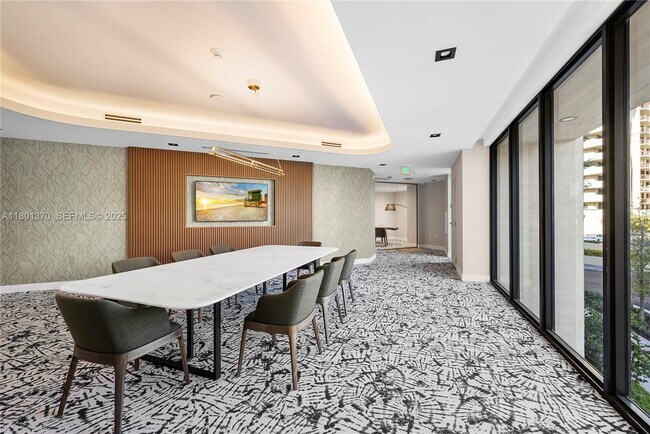 Building Photo - 701 Valencia Ave