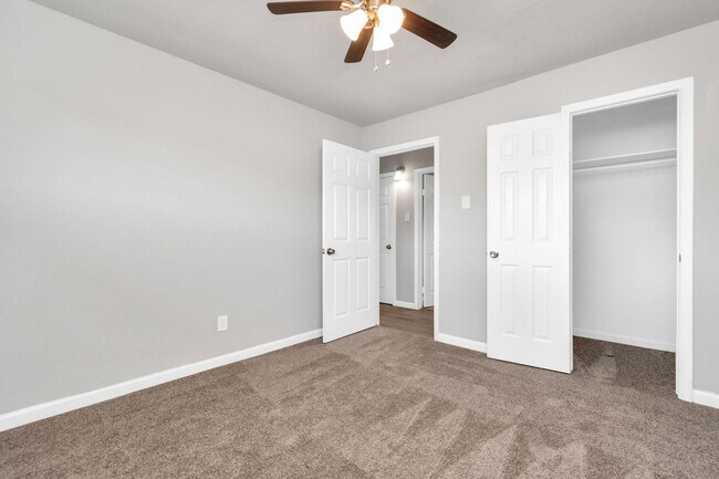 Building Photo - NICE 2 BEDROOM 1 BATH WITH 1600 SF