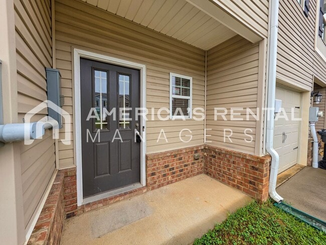 Building Photo - Modern Living in The Heights!