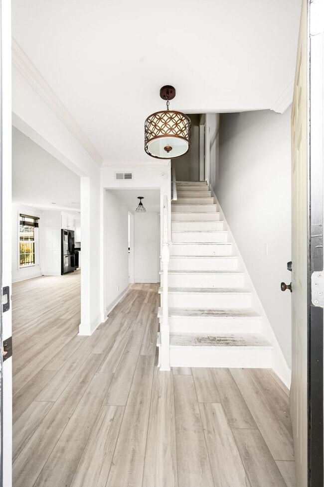 Building Photo - Awesome 4BR/3BA end-unit townhouse in the desirable River Plantation neighborhood!