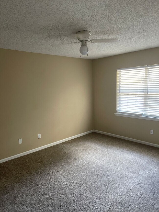 Building Photo - Northpointe 1074-1076