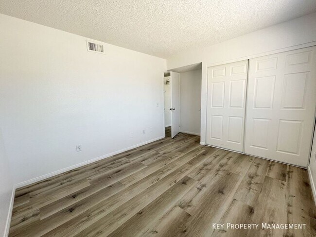 Building Photo - 2705 Jennydiane Dr