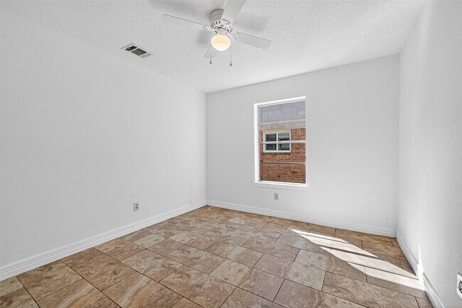 Building Photo - 4422 Wee Lassie Ln