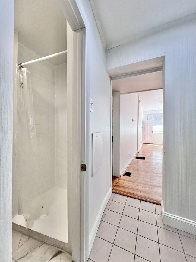 Building Photo - Beautiful 1 BR w/ in unit WASHER / DRYER and private basement! *Available Now*