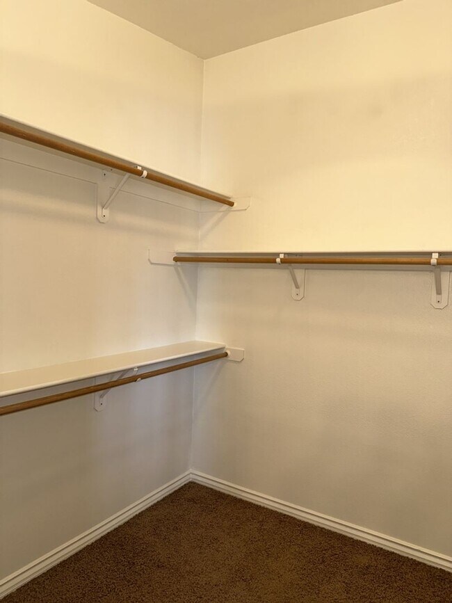 Building Photo - Unfurnished Pool Home