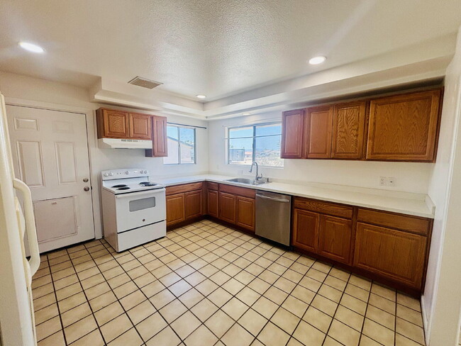 Building Photo - Charming 3-Bedroom with 2 Full Baths on th...