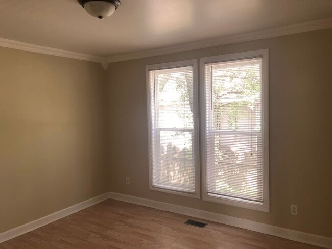 Building Photo - 704 E Main St