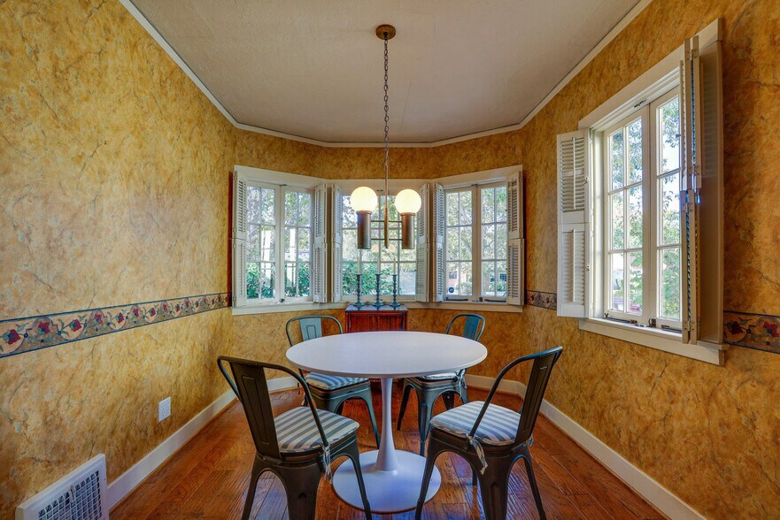 Building Photo - 2627 Land Park Dr