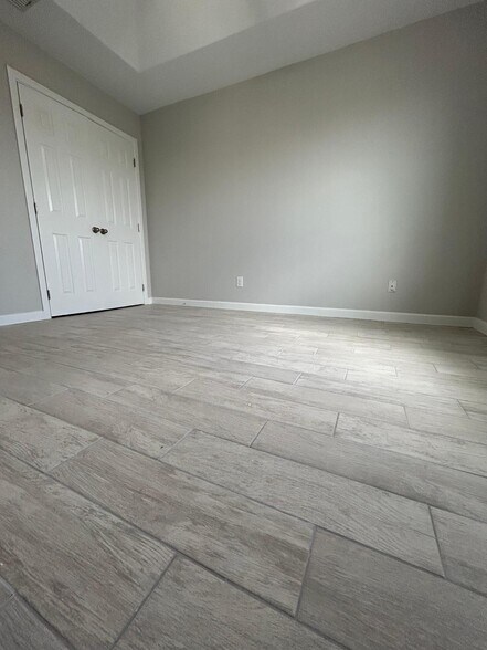 Building Photo - 1605 Omni