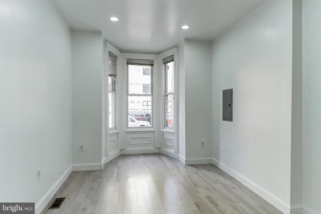 Building Photo - 4220 Chestnut St