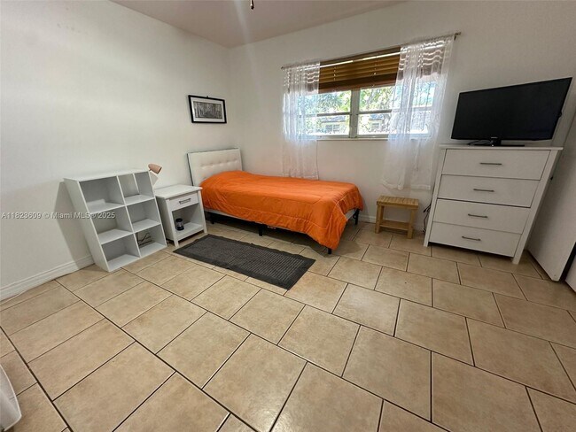 Building Photo - 13846 Kendale Lakes Dr