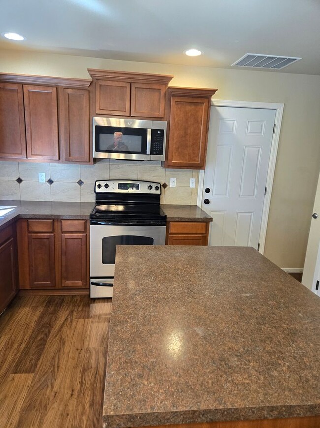Building Photo - STATUS: AVAILABLE |R16| $2450
