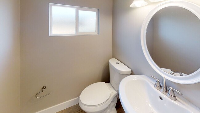 Building Photo - 6BD/2.5BA, Amazing Yard! (Lease out, pending signatures. Check back in a few days!)