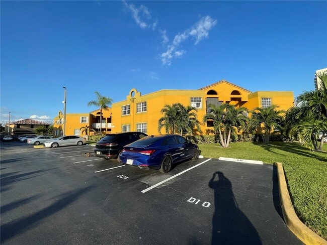 Building Photo - 9711 Fontainebleau Blvd