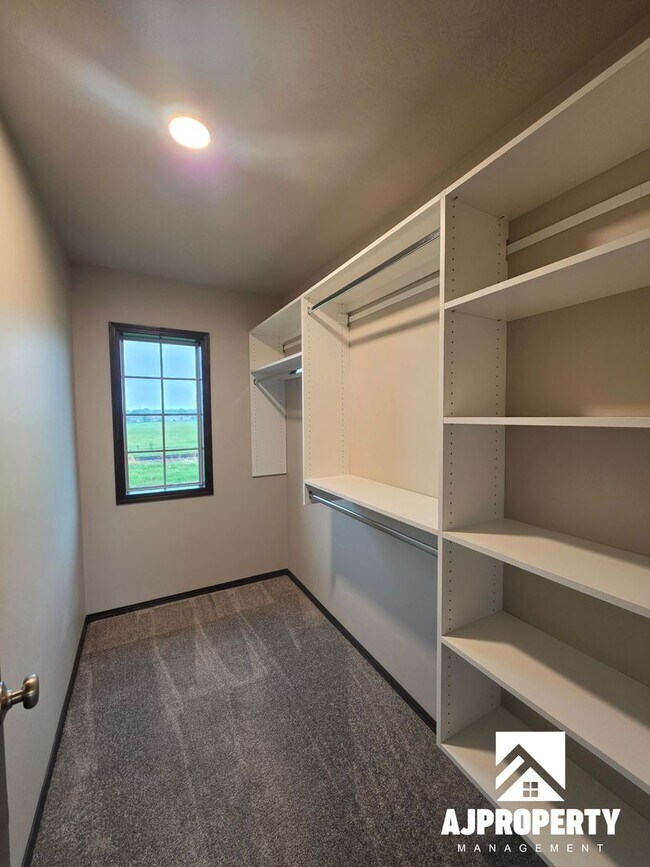 Building Photo - 2542 E Meadowside Pl