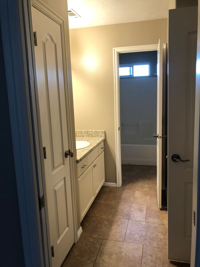 Building Photo - 441 Sunland Dr