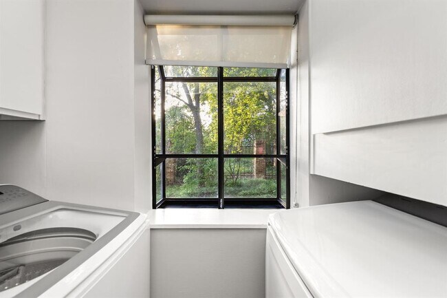 Building Photo - 7122 Wood Hollow Dr