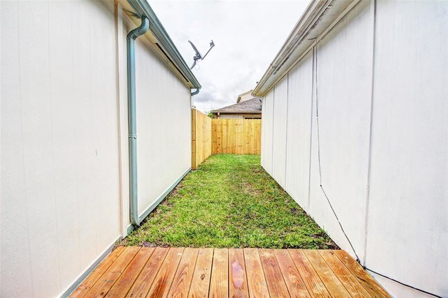 Building Photo - 6615 Briar Terrace Dr