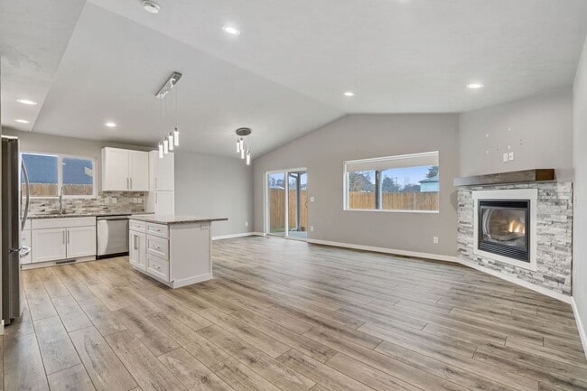 Building Photo - Gorgeous Three Bedroom/Two Bathroom