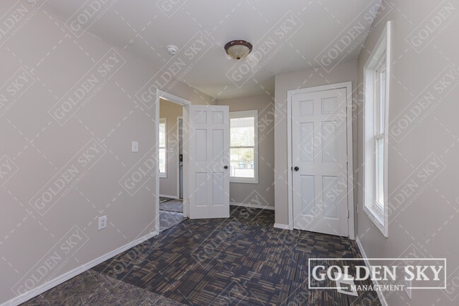 Building Photo - 3013 S Pershing Dr