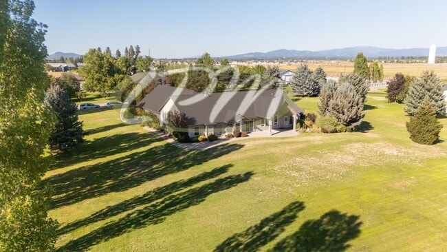 Building Photo - Spacious 3-Bedroom Home on 4.5 Acres – Pos...