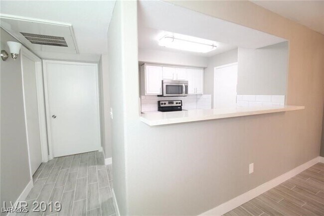 Building Photo - 555 E Silverado Ranch Blvd