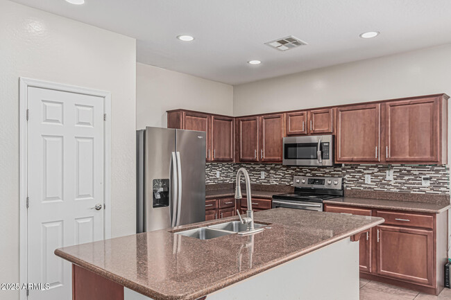 Building Photo - 1242 E Strawberry Dr