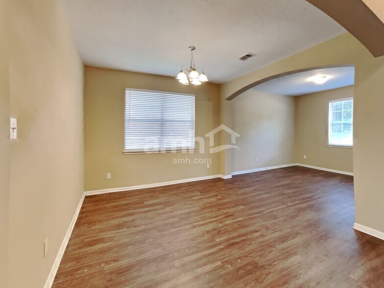 Building Photo - 912 Summer Wood Blvd