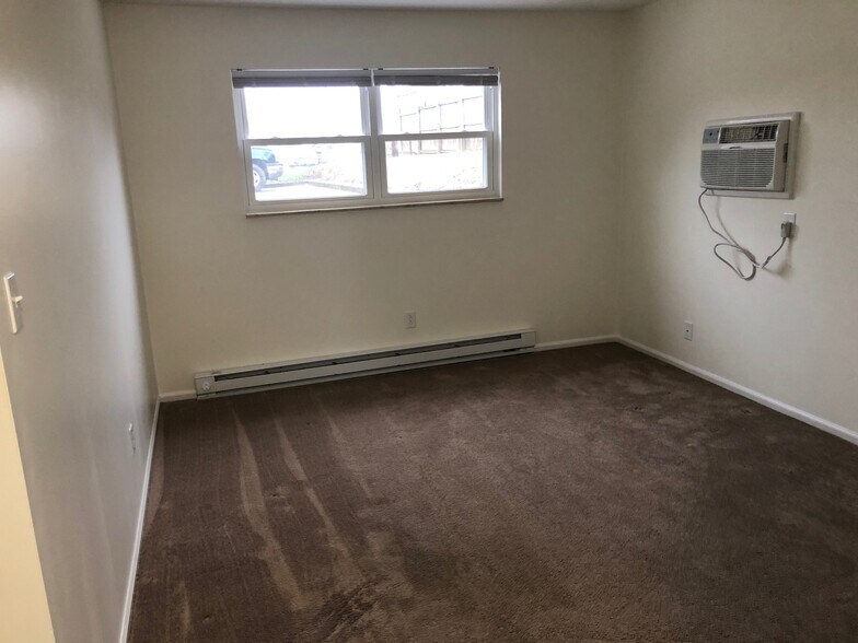 Living Room - 101 Colonial Oaks Dr