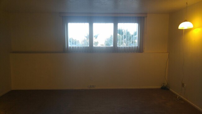 Building Photo - 1545 Montezuma Cir