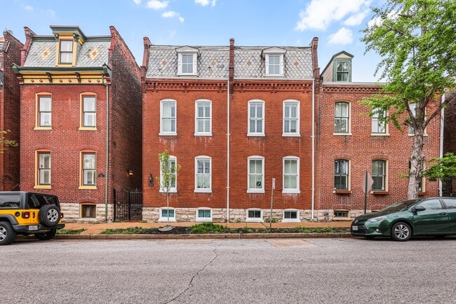 Building Photo - 2111 Menard St