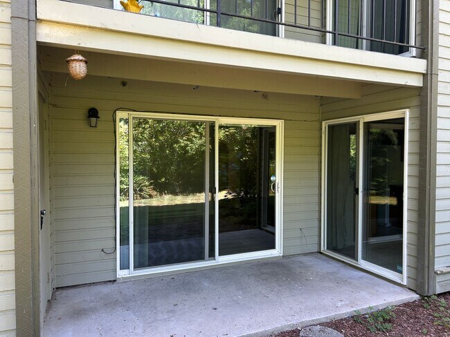 Building Photo - 3 Bed, 1.75 bath Condo w/2 parking spots i...