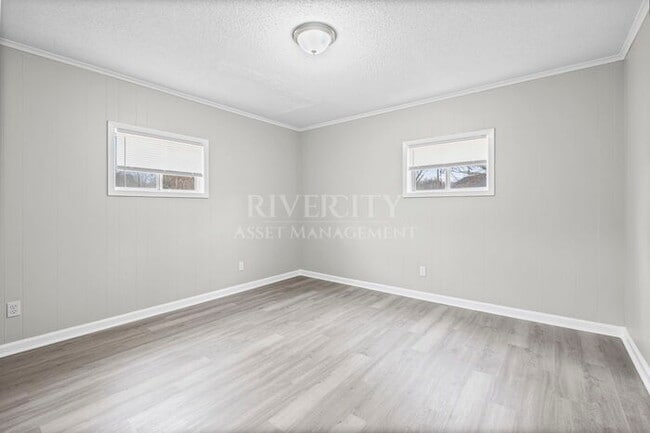 Building Photo - Beautifully Renovated 3 Bed / 2 Bath Home with Over 1,700 Sq Ft!