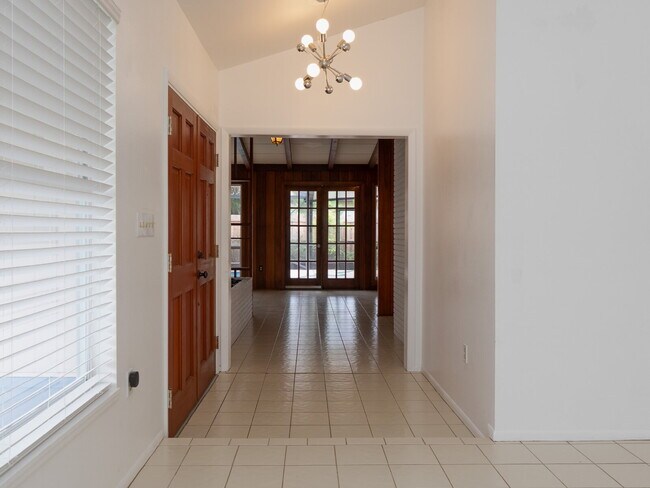 Building Photo - Spacious 5-Bed, 4-Bath Sarasota Home with ...
