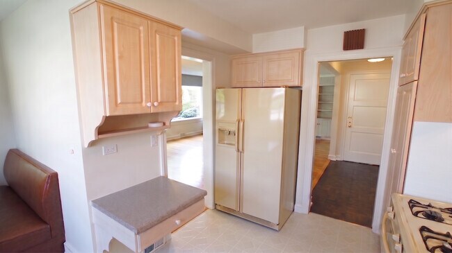 Building Photo - 460 Highcrest Dr
