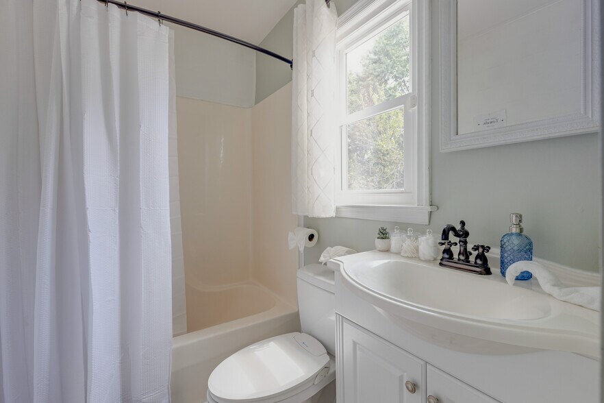 Building Photo - 302 Lampros Ct