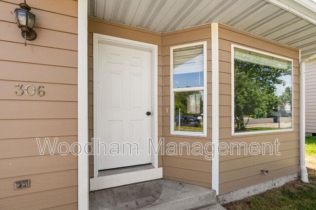 Building Photo - 306 Golden Valley Dr