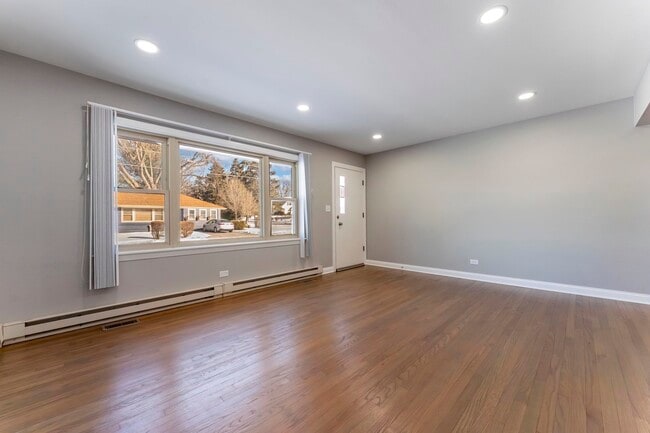 Building Photo - 390 Oak Ave