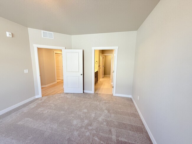 Building Photo - 938 Schlagel St