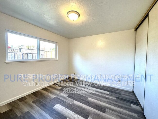 Building Photo - 555 Bridge St