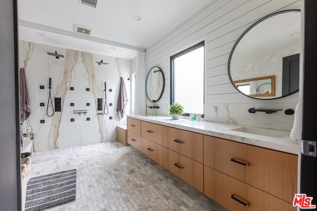 Building Photo - 1095 Chula Vista Pl